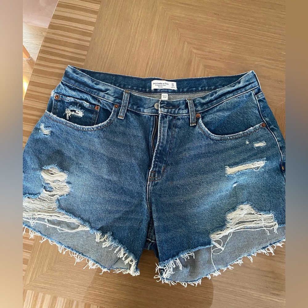 New without tags— Abercrombie “The Boyfriend Short” Mid Rise size 32 shorts